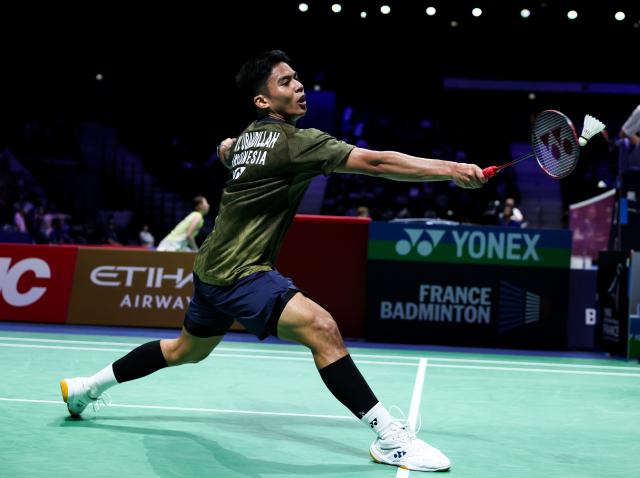 (261023) -- PARIS, Oct. 23, 2026 (Xinhua) -- Moh. Zaki Ubaidillah of Indonesia hits a return during the men's singles 1/8 final match between Moh. Zaki Ubaidillah of Indonesia and Watanabe Koki of Japan at the French Open badminton tournament in Paris, France, Oct. 22, 2026. (Xinhua/Wu Huiwo)