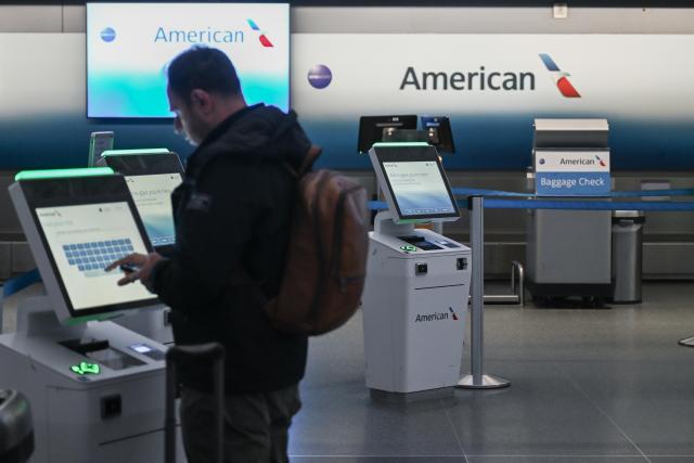 (261023) -- NEW YORK, Oct. 23, 2026 (Xinhua) -- A passenger checks in at a self-service kiosk at John F. Kennedy International Airport (JFK) in New York City, the United States, Oct. 22, 2026. As major U.S. airlines reported their third-quarter (Q3) operating results, rising fuel costs put pressure on their profit margins despite strong travel demand.
   TO GO WITH "High fuel costs squeeze major U.S. airlines' profits despite strong revenues" (Photo by Ziyu Julian Zhu/Xinhua)