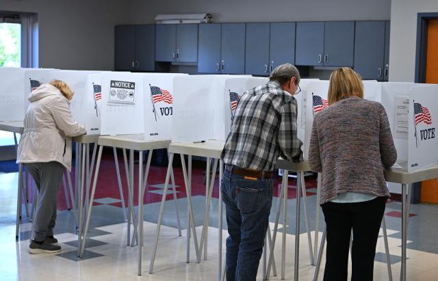 (261023) -- GREENVILLE, Oct. 23, 2026 (Xinhua) -- People fill out their ballots at a polling station after early voting for the Nov. 3 U.S. midterm elections started, in Greenville, North Carolina, the United States on Oct. 21, 2026. (Xinhua/Li Rui)