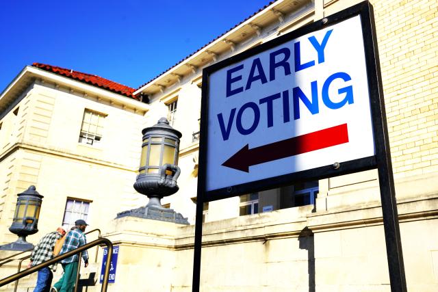 (261023) -- PARIS, Oct. 23, 2026 (Xinhua) -- People go to a polling station after early voting for the Nov. 3 U.S. midterm elections started, in Paris, Texas, the United States on Oct. 22, 2026. (Xinhua/Wu Xiaoling)
