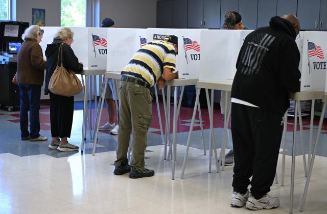 (261023) -- GREENVILLE, Oct. 23, 2026 (Xinhua) -- People fill out their ballots at a polling station after early voting for the Nov. 3 U.S. midterm elections started, in Greenville, North Carolina, the United States on Oct. 21, 2026. (Xinhua/Li Rui)