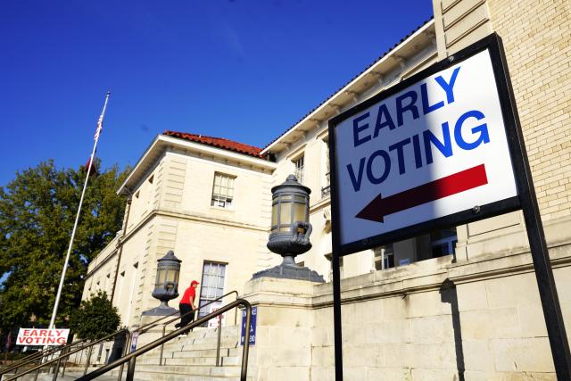 (261023) -- PARIS, Oct. 23, 2026 (Xinhua) -- A man goes to a polling station after early voting for the Nov. 3 U.S. midterm elections started, in Paris, Texas, the United States on Oct. 22, 2026. (Xinhua/Wu Xiaoling)