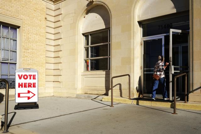 (261023) -- PARIS, Oct. 23, 2026 (Xinhua) -- People go to a polling station after early voting for the Nov. 3 U.S. midterm elections started, in Paris, Texas, the United States on Oct. 22, 2026. (Xinhua/Wu Xiaoling)