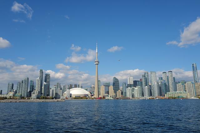 (261023) -- TORONTO, Oct. 23, 2026 (Xinhua) -- This photo taken on Oct. 22, 2026 shows a view of the CN Tower and its surrounding areas in Toronto, Canada. (Photo by Yang Shu/Xinhua)