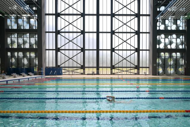 (261023) -- LINGSHUI, Oct. 23, 2026 (Xinhua) -- A student attends a class at a swimming pool at Lingshui Li'an International Education Innovation Pilot Zone in Lingshui Li Autonomous County, south China's Hainan Province, Oct. 22, 2026.
  As China's highland of educational opening up and innovation, Lingshui Li'an International Education Innovation Pilot Zone started construction in 2020. So far, over 30 renowned colleges and universities from home and abroad have settled in the pilot zone.
  The pilot zone is promoting as well as encouraging overseas high-level universities to run independent schools in the zone. It adopts an innovative model that all the universities have their own buildings, but share public facilities including the library, sports venues and public teaching buildings. (Xinhua/Xin Yuewei)