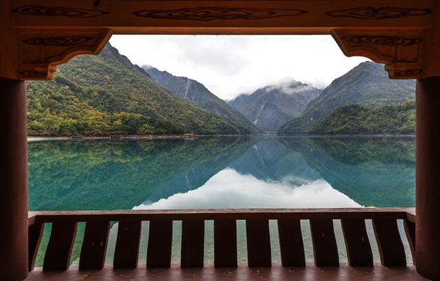 (261023) -- WENXIAN, Oct. 23, 2026 (Xinhua) -- This photo taken on Oct. 22, 2026 shows the autumn scenery of Tianchi lake national forest park in Wenxian County, northwest China's Gansu Province. In late autumn, Tianchi lake national forest park is adorned with richly colored foliage. (Xinhua/Fei Maohua)