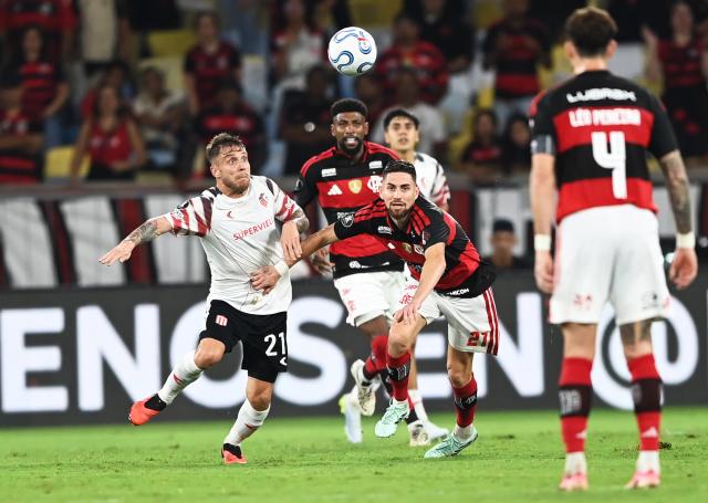 (261023) -- RIO DE JANEIRO, Oct. 23, 2026 (Xinhua) -- Ezequiel Piovi (1st L) of Estudiantes de La Plata vies with Bruno Henrique (2nd R) of Flamengo during the second leg of the Copa Libertadores semifinal football match between Brazil's Flamengo and Argentina's Estudiantes de La Plata at the Maracana stadium in Rio de Janeiro, Brazil, Oct. 22, 2026. (Xinhua/Jin Haoyuan)