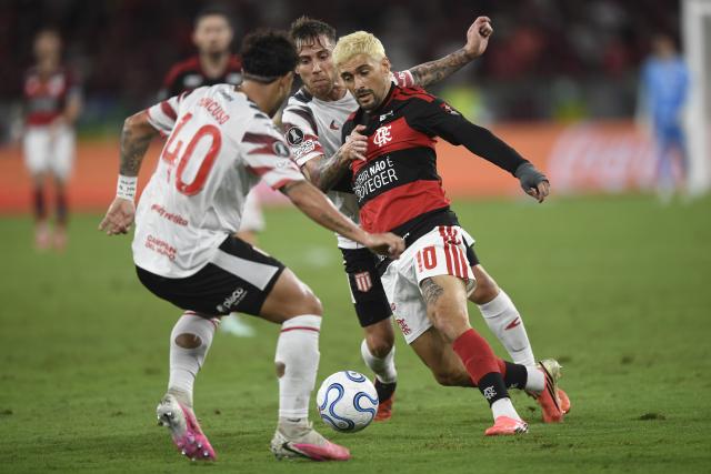 (261023) -- RIO DE JANEIRO, Oct. 23, 2026 (Xinhua) -- Giorgian de Arrascaeta (R) of Flamengo competes during the second leg of the Copa Libertadores semifinal football match between Brazil's Flamengo and Argentina's Estudiantes de La Plata at the Maracana stadium in Rio de Janeiro, Brazil, Oct. 22, 2026. (Photo by Daniel Ramalho/Xinhua)