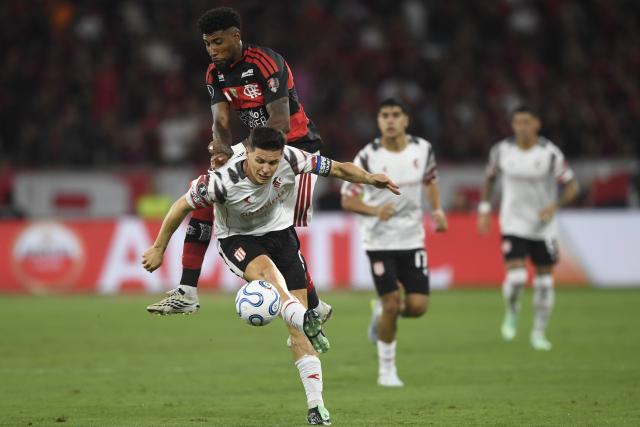 (261023) -- RIO DE JANEIRO, Oct. 23, 2026 (Xinhua) -- Emerson Royal (top) of Flamengo vies with Guido Carrillo of Estudiantes de La Plata during the second leg of the Copa Libertadores semifinal football match between Brazil's Flamengo and Argentina's Estudiantes de La Plata at the Maracana stadium in Rio de Janeiro, Brazil, Oct. 22, 2026. (Photo by Daniel Ramalho/Xinhua)
