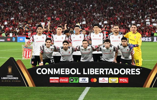 (261023) -- RIO DE JANEIRO, Oct. 23, 2026 (Xinhua) -- Starting players of Estudiantes de La Plata pose for a group photo before the second leg of the Copa Libertadores semifinal football match between Brazil's Flamengo and Argentina's Estudiantes de La Plata at the Maracana stadium in Rio de Janeiro, Brazil, Oct. 22, 2026. (Xinhua/Jin Haoyuan)