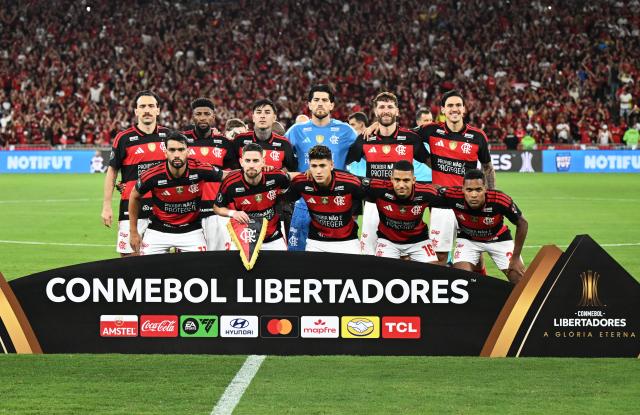 (261023) -- RIO DE JANEIRO, Oct. 23, 2026 (Xinhua) -- Starting players of Flamengo pose for a group photo before the second leg of the Copa Libertadores semifinal football match between Brazil's Flamengo and Argentina's Estudiantes de La Plata at the Maracana stadium in Rio de Janeiro, Brazil, Oct. 22, 2026. (Xinhua/Jin Haoyuan)