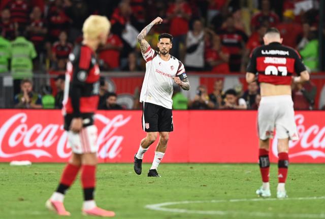 (261023) -- RIO DE JANEIRO, Oct. 23, 2026 (Xinhua) -- Jose Sosa (C) of Estudiantes de La Plata celebrates scoring during the penalty shootout of the second leg of the Copa Libertadores semifinal football match between Brazil's Flamengo and Argentina's Estudiantes de La Plata at the Maracana stadium in Rio de Janeiro, Brazil, Oct. 22, 2026. (Xinhua/Jin Haoyuan)