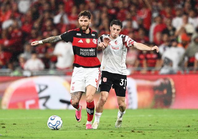 (261023) -- RIO DE JANEIRO, Oct. 23, 2026 (Xinhua) -- Leo Pereira (L) of Flamengo vies with Baltasar Rodriguez of Estudiantes de La Plata during the second leg of the Copa Libertadores semifinal football match between Brazil's Flamengo and Argentina's Estudiantes de La Plata at the Maracana stadium in Rio de Janeiro, Brazil, Oct. 22, 2026. (Xinhua/Jin Haoyuan)