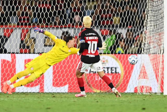 (261023) -- RIO DE JANEIRO, Oct. 23, 2026 (Xinhua) -- Giorgian de Arrascaeta (R) of Flamengo shoots during the penalty shootout of the second leg of the Copa Libertadores semifinal football match between Brazil's Flamengo and Argentina's Estudiantes de La Plata at the Maracana stadium in Rio de Janeiro, Brazil, Oct. 22, 2026. (Xinhua/Jin Haoyuan)