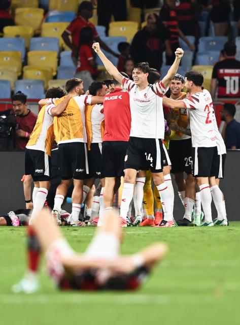 (261023) -- RIO DE JANEIRO, Oct. 23, 2026 (Xinhua) -- Players of Estudiantes de La Plata celebrate winning the penalty shootout of the second leg of the Copa Libertadores semifinal football match between Brazil's Flamengo and Argentina's Estudiantes de La Plata at the Maracana stadium in Rio de Janeiro, Brazil, Oct. 22, 2026. (Xinhua/Jin Haoyuan)