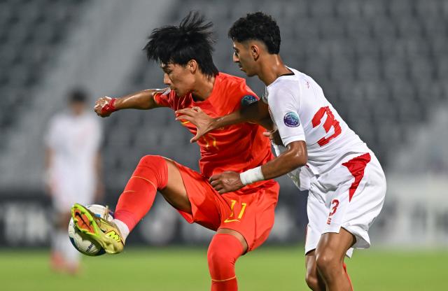 (261023) -- DOHA, Oct. 23, 2026 (Xinhua) -- Liu Yuyang (L) of China vies with Essa Nawaf Almalki of Bahrain during the Gulf Football Federation (GFF) Gulf Cup U-17 Qatar 2026 football match between China and Bahrain in Doha, Qatar, Oct. 22, 2026. (Photo by Nikku/Xinhua)