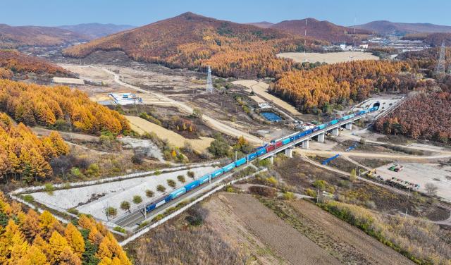 (261023) -- HARBIN, Oct. 23, 2026 (Xinhua) -- An aerial drone photo taken on Oct. 11, 2026 shows a China-Europe freight train departing from Suifenhe port in Suifenhe, northeast China's Heilongjiang Province. According to China Railway Harbin Group, a total of 6,024 China-Europe freight train trips have been made via the eastern corridor of the China-Europe freight train service so far this year, up 40.3 percent year on year. (Photo by Qu Yiwei/Xinhua)