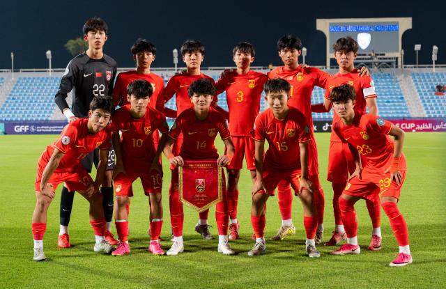 (261023) -- DOHA, Oct. 23, 2026 (Xinhua) -- Starting players of China pose for a group photo ahead of the Gulf Football Federation (GFF) Gulf Cup U-17 Qatar 2026 football match between China and Bahrain in Doha, Qatar, Oct. 22, 2026. (Photo by Nikku/Xinhua)