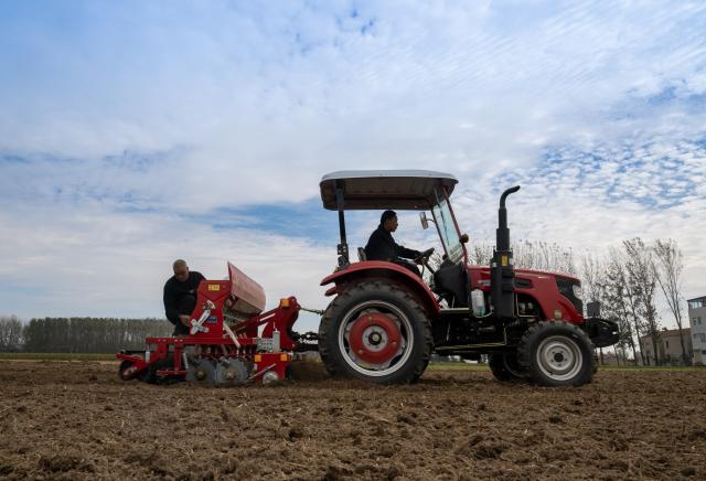 (261023) -- SHANGQIU, Oct. 23, 2026 (Xinhua) -- Farmers sow wheat in a field in Shangqiu, central China's Henan Province, Oct. 22, 2026. (Photo by Wang Gaochao/Xinhua)