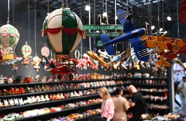 (261023) -- GUANGZHOU, Oct. 23, 2026 (Xinhua) -- Buyers select decorative materials during the second phase of the 140th Canton Fair in Guangzhou, south China's Guangdong Province, Oct. 23, 2026. The second phase of the 140th China Import and Export Fair, also known as the Canton Fair, kicked off here on Friday. Themed "Quality Home Life," the second phase covered 515,000 square meters, with over 10,000 participating enterprises. (Xinhua/Deng Hua)