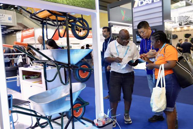(261023) -- GUANGZHOU, Oct. 23, 2026 (Xinhua) -- Foreign buyers learn about gardening products during the second phase of the 140th Canton Fair in Guangzhou, south China's Guangdong Province, Oct. 23, 2026. The second phase of the 140th China Import and Export Fair, also known as the Canton Fair, kicked off here on Friday. Themed "Quality Home Life," the second phase covered 515,000 square meters, with over 10,000 participating enterprises. (Xinhua/Lu Hanxin)