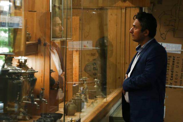 (261023) -- LAHIJAN, Oct. 23, 2026 (Xinhua) -- A man visits the National Tea Museum of Iran in Lahijan, Iran, Oct. 20, 2026. (Xinhua/Shadati)