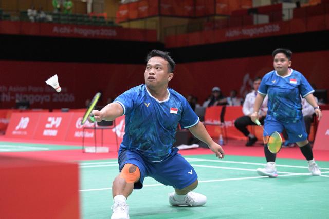 (261023) -- ICHINOMIYA, Oct. 23, 2026 (Xinhua) -- Rina Marlina/Subhan (L) of Indonesia compete during the para badminton mixed doubles SH6 final against Lin Shuangbao/Zeng Qingtao of China at the Aichi-Nagoya Asian Para Games in Ichinomiya, Japan, on Oct. 23, 2026. (Xinhua/Then Chih Wey)