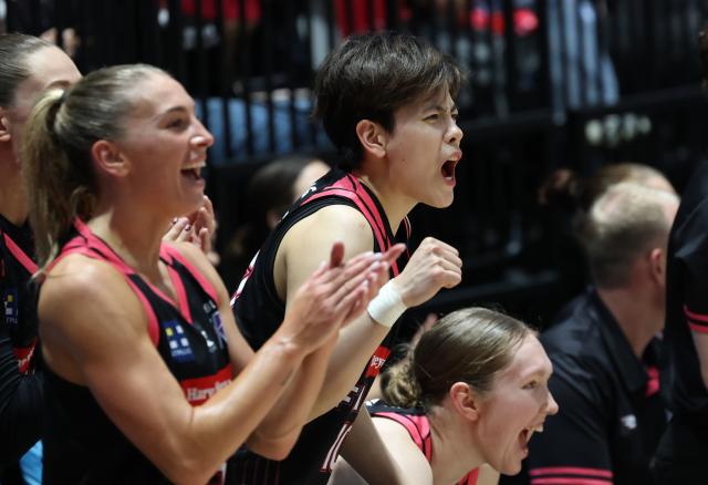 (261023) -- SYDNEY, Oct. 23, 2026 (Xinhua) -- Yang Shuyu (2nd R) of Sydney Flames cheers for the team during the Women's National Basketball League (WNBL) basketball match between Sydney Flames and UC Capitals in Sydney, Australia, Oct. 23, 2026. (Xinhua/Gong Bing)