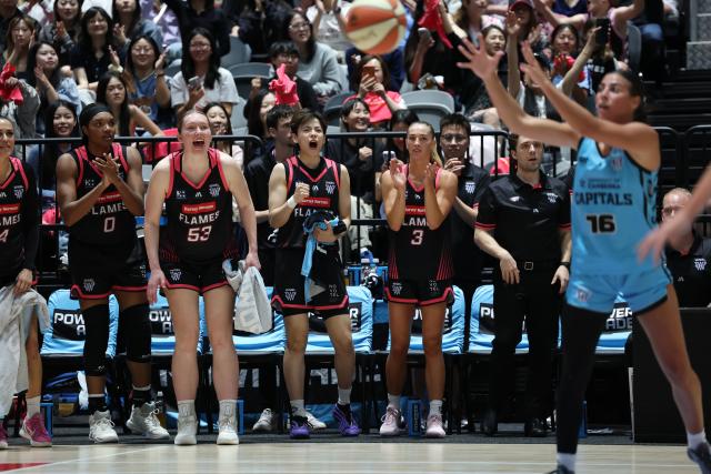 (261023) -- SYDNEY, Oct. 23, 2026 (Xinhua) -- Yang Shuyu (C) of Sydney Flames cheers for the team during the Women's National Basketball League (WNBL) basketball match between Sydney Flames and UC Capitals in Sydney, Australia, Oct. 23, 2026. (Xinhua/Gong Bing)
