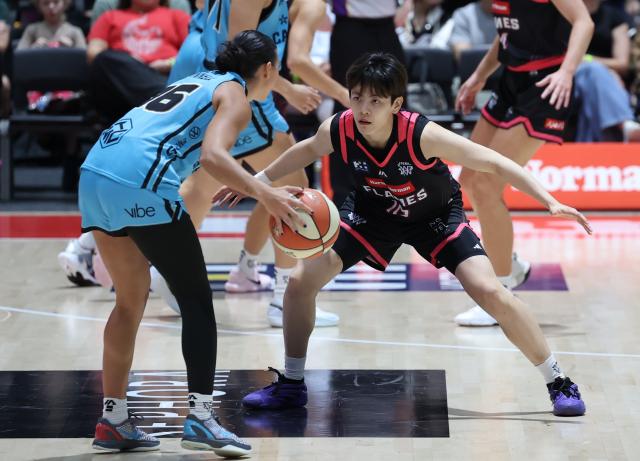 (261023) -- SYDNEY, Oct. 23, 2026 (Xinhua) -- Yang Shuyu (R) of Sydney Flames defends during the Women's National Basketball League (WNBL) basketball match between Sydney Flames and UC Capitals in Sydney, Australia, Oct. 23, 2026. (Xinhua/Gong Bing)