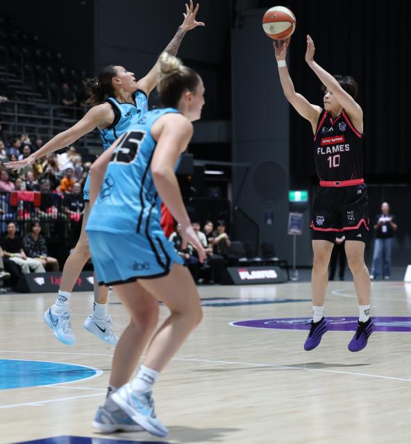 (261023) -- SYDNEY, Oct. 23, 2026 (Xinhua) -- Yang Shuyu (R) of Sydney Flames shoots during the Women's National Basketball League (WNBL) basketball match between Sydney Flames and UC Capitals in Sydney, Australia, Oct. 23, 2026. (Xinhua/Gong Bing)