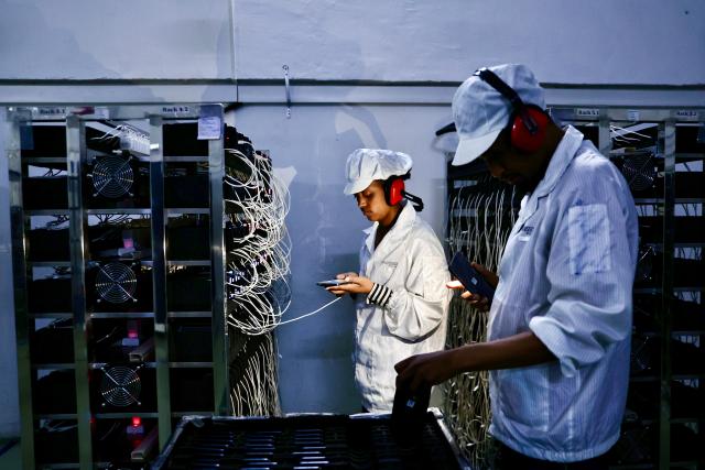 (261023) -- NAIROBI, Oct. 23, 2026 (Xinhua) -- Workers perform aging tests on smartphones at a Tecno factory in Addis Ababa, Ethiopia, Oct. 13, 2026. TO GO WITH "Feature: Chinese smartphones help narrow digital divide in Africa" (Xinhua/Geng Xinning)