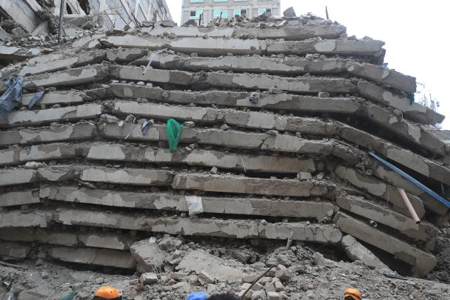 (261023) -- NAIROBI, Oct. 23, 2026 (Xinhua) -- This photo taken on Oct. 23, 2026 shows the site of a building collapse accident in Eastleigh, Nairobi, Kenya. Several people are feared trapped after an 18-story building under construction collapsed Friday afternoon in Eastleigh, a high-density commercial and residential suburb of Nairobi, the Kenyan capital. (Photo by Henry Naminde/Xinhua)