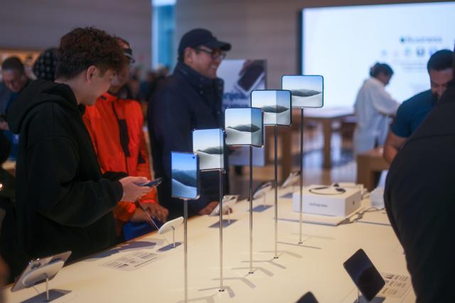 (261023) -- MEXICO CITY, Oct. 23, 2026 (Xinhua) -- Customers visit an Apple Store to purchase and experience the iPhone Duo in Mexico City, Mexico, Oct. 23, 2026. Apple's first foldable smartphone, the iPhone Duo, officially went on sale on Oct. 23, 2026, in the first wave of markets worldwide, including Mexico. (Xinhua/Li Muzi)