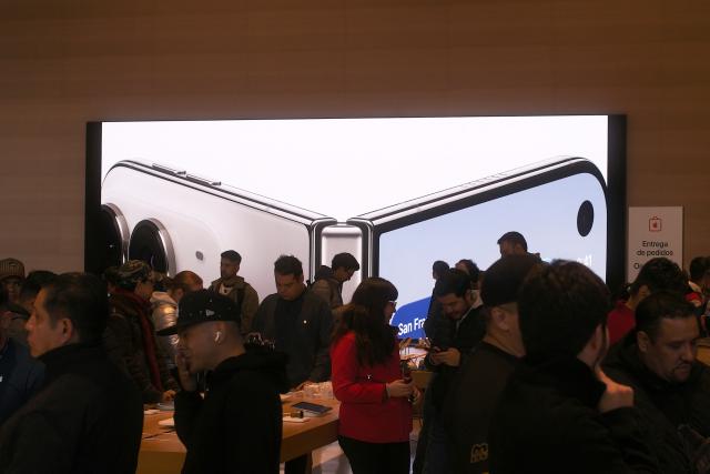 (261023) -- MEXICO CITY, Oct. 23, 2026 (Xinhua) -- Customers visit an Apple Store to purchase and experience the iPhone Duo in Mexico City, Mexico, Oct. 23, 2026. Apple's first foldable smartphone, the iPhone Duo, officially went on sale on Oct. 23, 2026, in the first wave of markets worldwide, including Mexico. (Xinhua/Li Muzi)