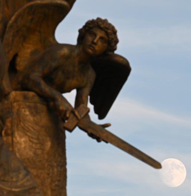 (261023) -- ROME, Oct. 23, 2026 (Xinhua) -- The moon is seen behind a statue in Piazza Venezia in Rome, Italy, Oct. 23, 2026. (Photo by Alberto Lingria/Xinhua)