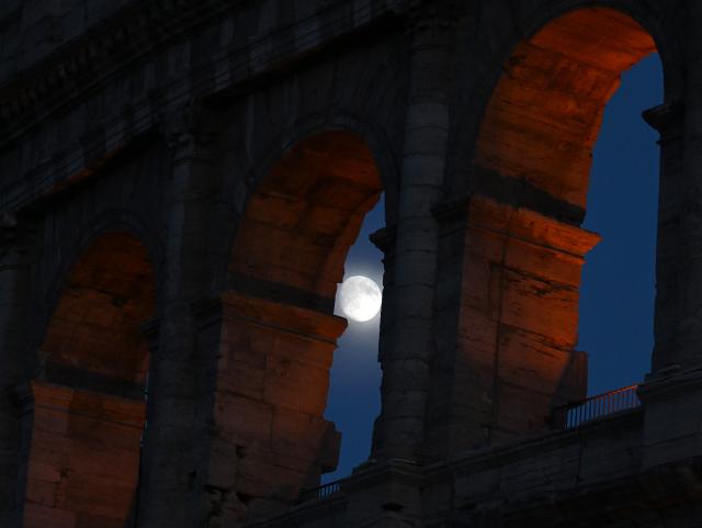 (261023) -- ROME, Oct. 23, 2026 (Xinhua) -- The moon is seen near the Colosseum in Rome, Italy, Oct. 23, 2026. (Photo by Alberto Lingria/Xinhua)