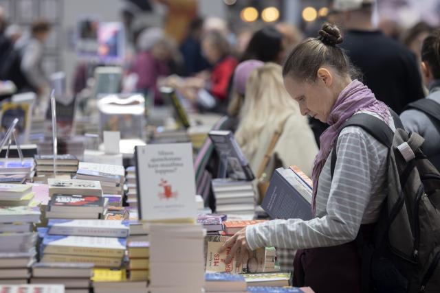 (261023) -- HELSINKI, Oct. 23, 2026 (Xinhua) -- Visitors browse books at the 2026 Helsinki Book Fair in Helsinki, Finland, Oct. 23, 2026. The 2026 Helsinki Book Fair is held from Oct. 22 to 25 at the Helsinki Expo and Convention Centre in the Finnish capital. (Photo by Matti Matikainen/Xinhua)