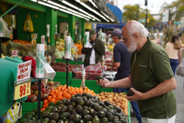 (261023) -- NEW YORK, Oct. 23, 2026 (Xinhua) -- A man selects fruits at a grocery store in New York, the United States, Oct. 14, 2026. The U.S. consumer sentiment kept falling in October for the third month in a row, as purchasing power continues to dominate consumer views of the economy. (Xinhua/Zhang Fengguo)