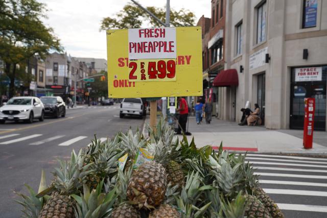 (261023) -- NEW YORK, Oct. 23, 2026 (Xinhua) -- A fruit price board is displayed in New York, the United States, Oct. 14, 2026. The U.S. consumer sentiment kept falling in October for the third month in a row, as purchasing power continues to dominate consumer views of the economy. (Xinhua/Zhang Fengguo)