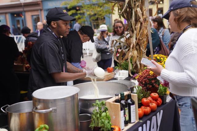 (261023) -- NEW YORK, Oct. 23, 2026 (Xinhua) -- People visit a food festival in New York, the United States, Oct. 17, 2026. The U.S. consumer sentiment kept falling in October for the third month in a row, as purchasing power continues to dominate consumer views of the economy. (Xinhua/Zhang Fengguo)