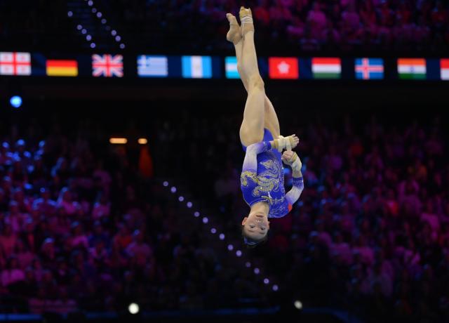 (261024) -- ROTTERDAM, Oct. 24, 2026 (Xinhua) -- Ke Qinqin of China competes during the floor exercise event of the women's all around final at the Artistic Gymnastics World Championships 2026 in Rotterdam, the Netherlands, Oct. 23, 2026. (Xinhua/Weng Xinyang)