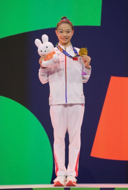 (261024) -- ROTTERDAM, Oct. 24, 2026 (Xinhua) -- Bronze medalist Ke Qinqin of China poses for a photo during the awarding ceremony for the women's all around at the Artistic Gymnastics World Championships 2026 in Rotterdam, the Netherlands, Oct. 23, 2026. (Xinhua/Weng Xinyang)