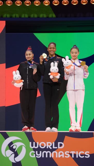 (261024) -- ROTTERDAM, Oct. 24, 2026 (Xinhua) -- Gold medalist Skye Blakely (C) of the United States, silver medalist World Gymnastics 2 athlete Liudmila Roshchina from Russia and bronze medalist Ke Qinqin (R) of China pose for photos during the awarding ceremony for the women's all around at the Artistic Gymnastics World Championships 2026 in Rotterdam, the Netherlands, Oct. 23, 2026. (Xinhua/Weng Xinyang)