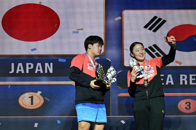 (261024) -- TASHKENT, Oct. 24, 2026 (Xinhua) -- Gold medalists Matsushima Sora (L)/Harimoto Miwa of Japan pose for a selfie during the awarding ceremony for mixed doubles at the 29th ITTF-Asian Table Tennis Championships in Tashkent, Uzbekistan, Oct. 23, 2026. (Xinhua/Feng Kaihua)