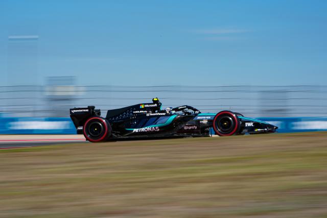 (261024) -- AUSTIN, Oct. 24, 2026 (Xinhua) -- Mercedes' Kimi Antonelli of Italy competes during the practice session of the Formula One United States Grand Prix, in Austin, Texas, the United States, Oct. 23, 2026. (Photo by Xu Mingnan/Xinhua)