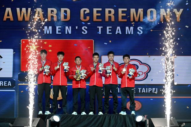 (261024) -- BEIJING, Oct. 24, 2026 (Xinhua) -- Gold medalists team China pose for photos during the men's teams awarding ceremony at the 29th ITTF-Asian Table Tennis Championships in Tashkent, Uzbekistan, Oct. 22, 2026. (Xinhua/Feng Kaihua)