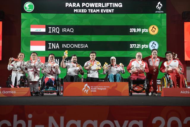 (261024) -- NAGOYA, Oct. 24, 2026 (Xinhua) -- Gold medalists team Iraq (C), silver medalists team Indonesia (L) and bronze medalists team China pose for photos during the awarding ceremony for the para powerlifting mixed team event at the Aichi-Nagoya Asian Para Games in Nagoya, Japan, Oct. 24, 2026. (Xinhua/Then Chih Wey)