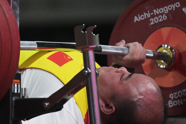 (261024) -- NAGOYA, Oct. 24, 2026 (Xinhua) -- Zou Yi of China competes during the mixed team bronze medal match between China and Uzbekistan of Para Powerlifting at the Aichi-Nagoya Asian Para Games in Nagoya, Japan, Oct. 24, 2026. (Xinhua/Then Chih Wey)