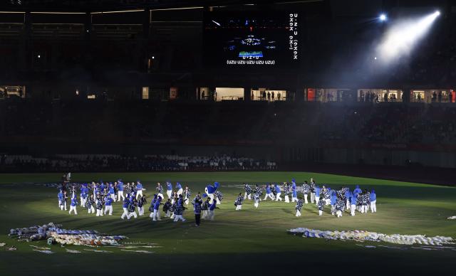 (261024) -- NAGOYA, Oct. 24, 2026 (Xinhua) -- Artists perform during the closing ceremony of the Aichi-Nagoya Asian Para Games in Nagoya, Japan, Oct. 24, 2026. (Xinhua/Yao Qilin)